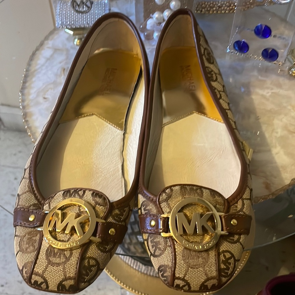 Michael kors flats in great condition only wear them once